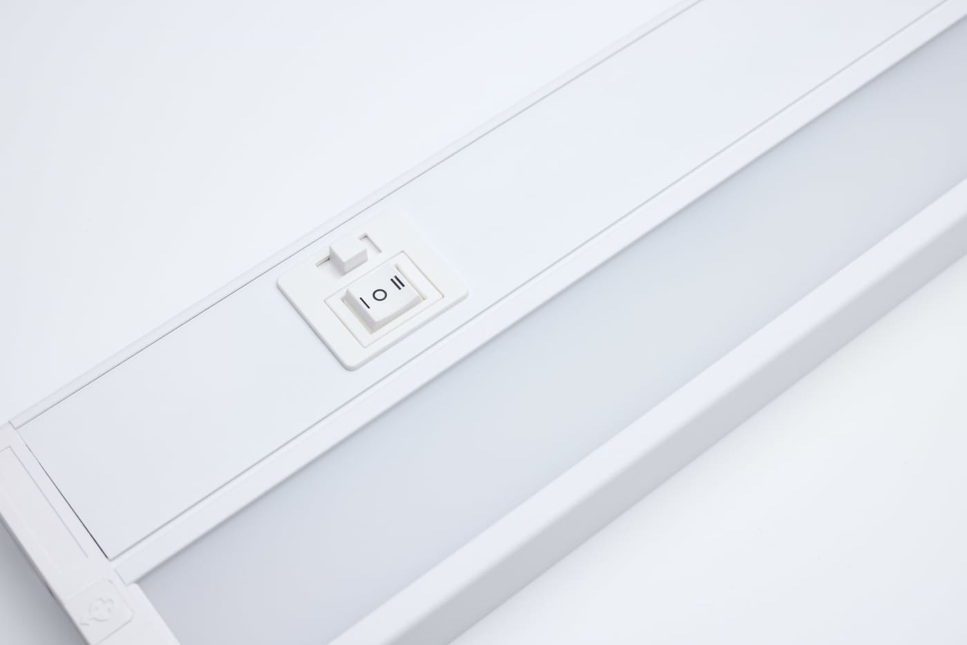 Nuvo LED white 28-inch under cabinet light with CCT selectable, providing adjustable bright task lighting for kitchens.